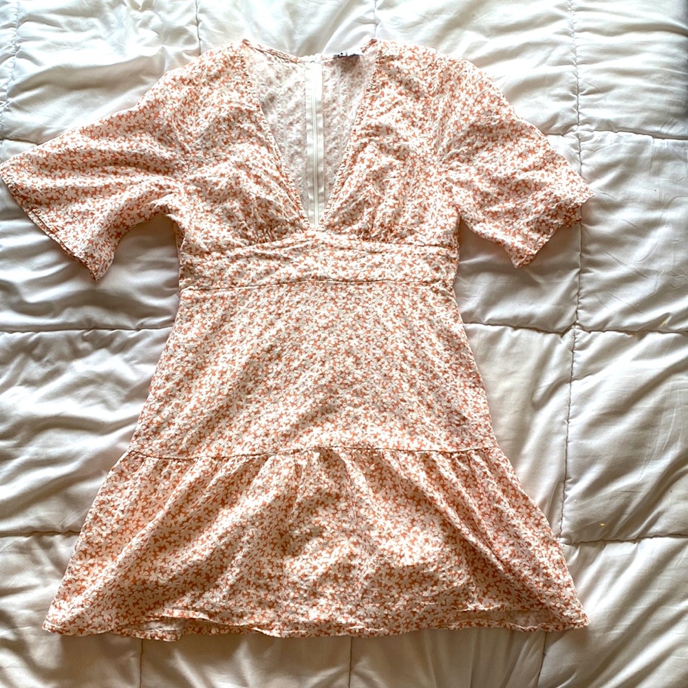 Adorable summer dress, with pockets and a low cut. Never worn.